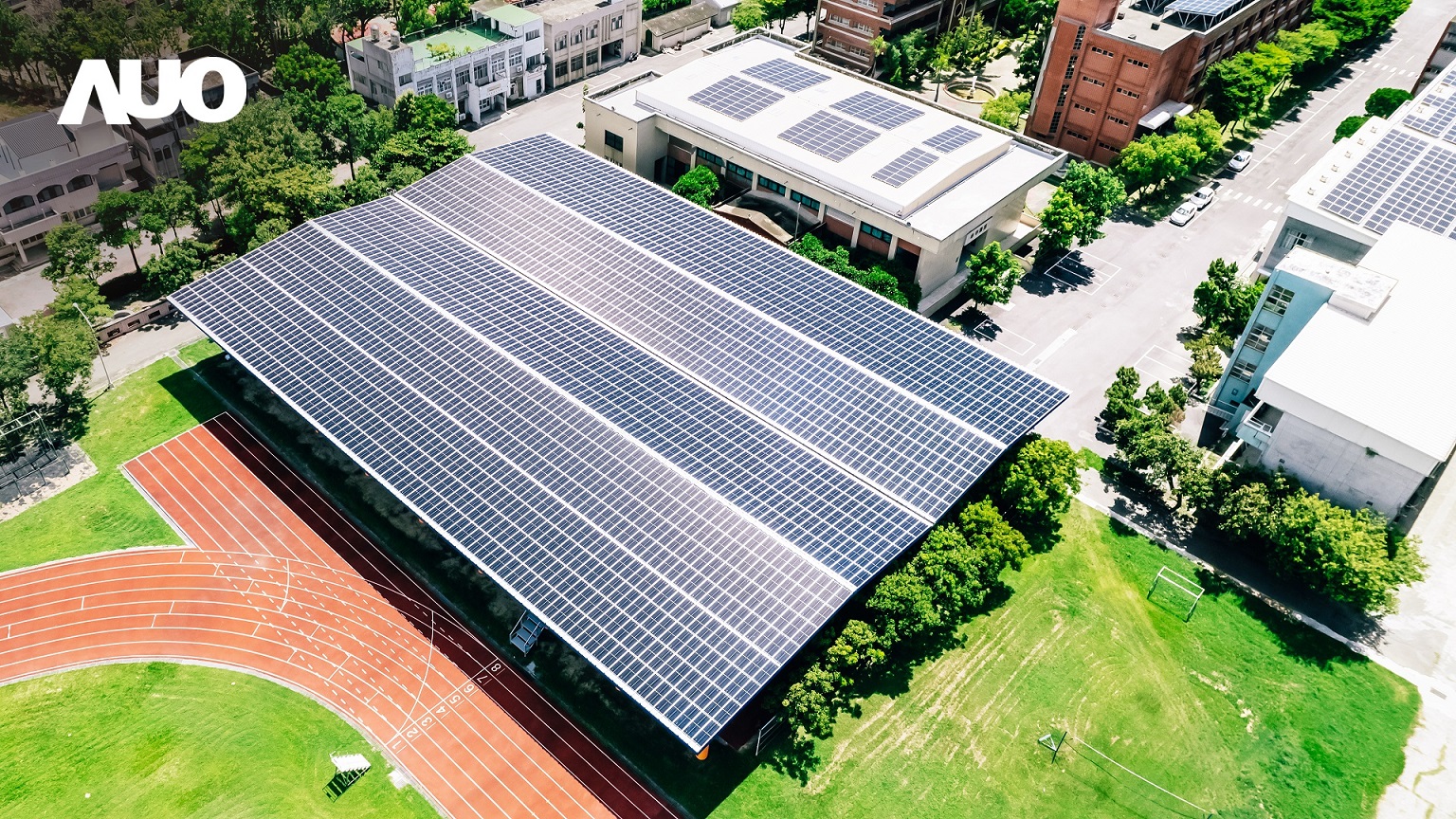 友達SunSteel光電整合型浪板具備快速安裝、輕量化優勢，可提升15%發電效能，通過國際IEC與國內VPC認證安全、防漏、耐候標準