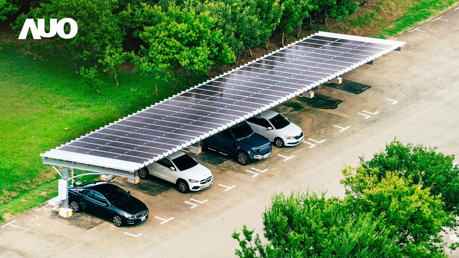 友達SunSteel光電整合型浪板具備快速安裝、輕量化優勢，可提升15%發電效能，通過國際IEC與國內VPC認證安全、防漏、耐候標準