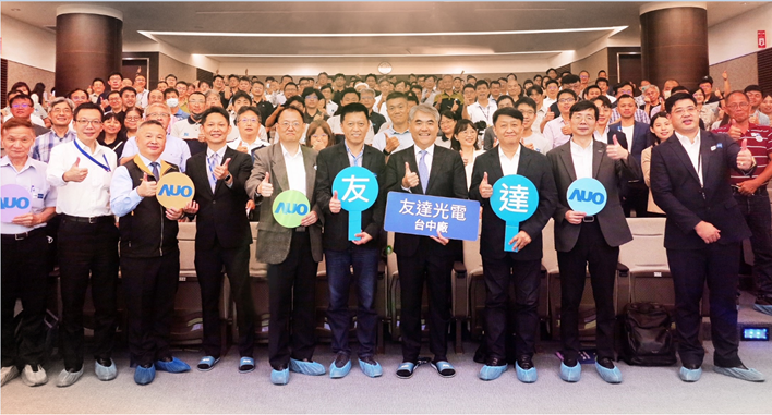 友達以太陽能解決方案領航者，跨足建築領域，4日在台中廠區舉辦「光電建築一體化研討會」，邀請產業先驅共同推動綠化，打造新一代智慧綠建築。